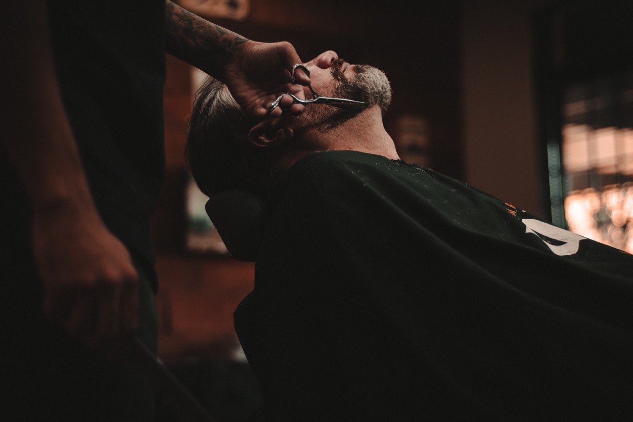 imgagem de um homem fazendo a barba