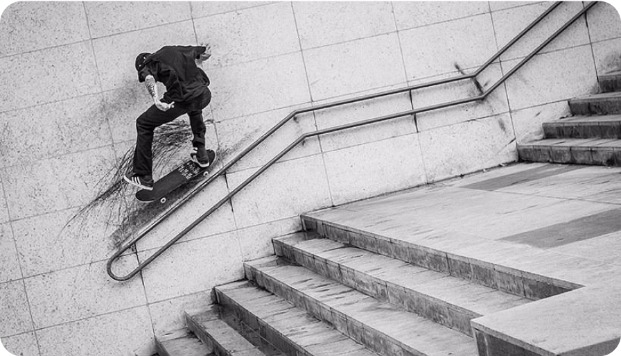 imagem de um skatista executando uma manobra